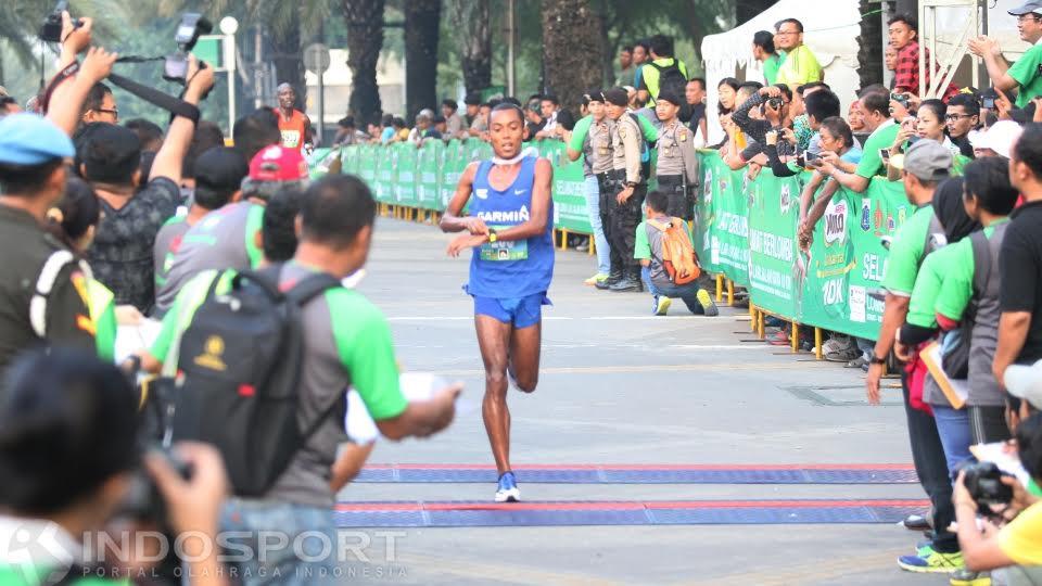 Pelari nasional Agus Prayogo juga terlihat mengikuti Milo Jakarta International 10K melakukan start.